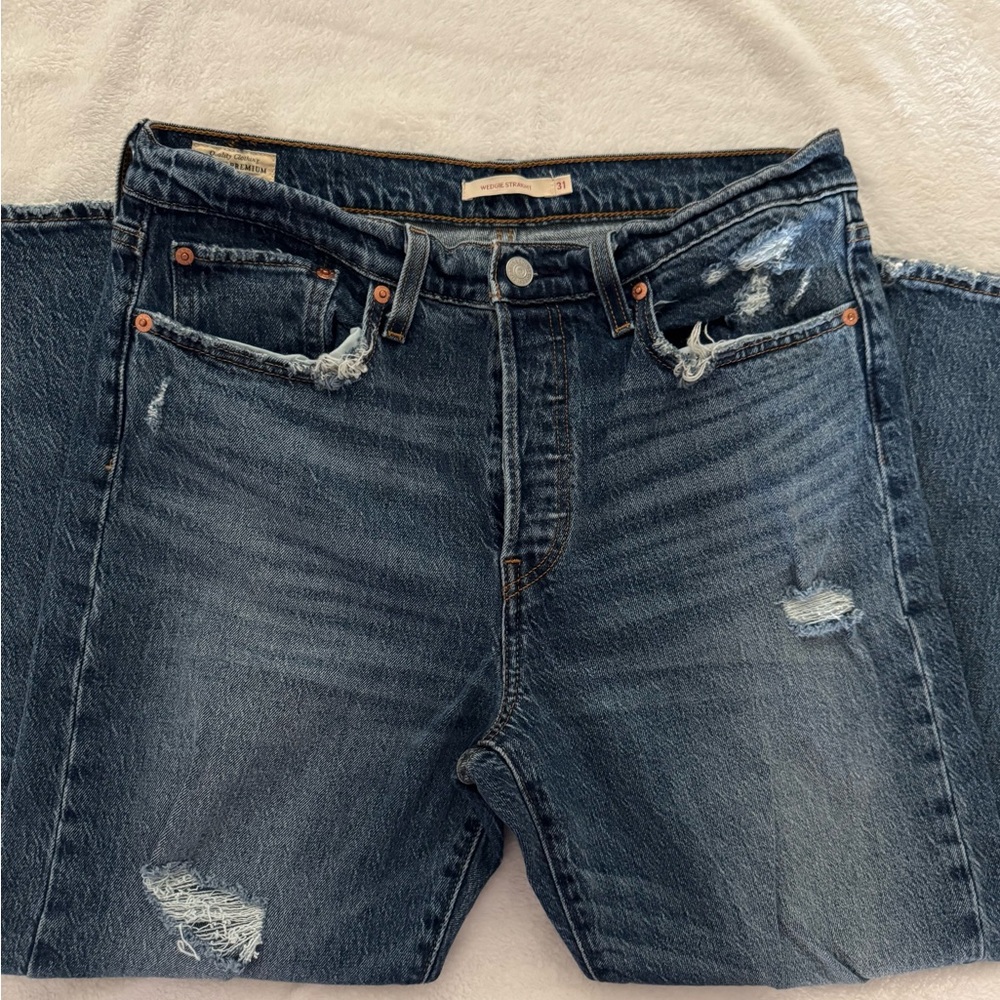 Levi’s Premium Wedgie straight Distressed Jean 31x26 Excellent condition!